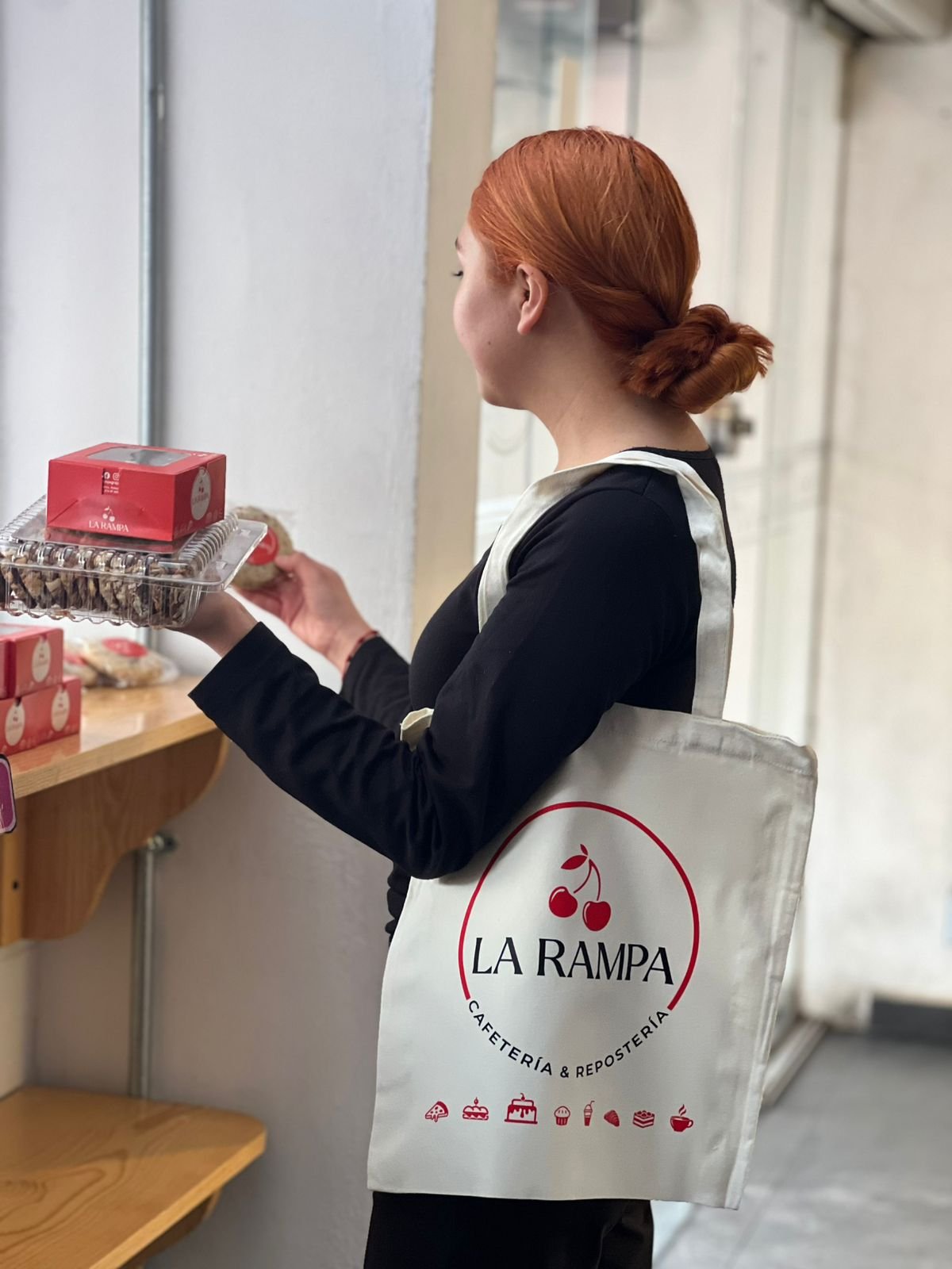 Barista preparando café